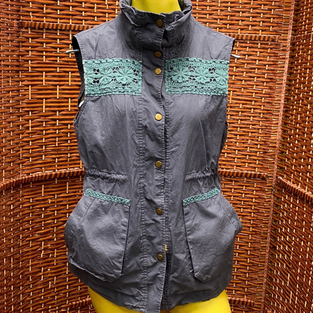 Dylan Size L Women’s Gray Sleeveless Jacket with Green Accents
